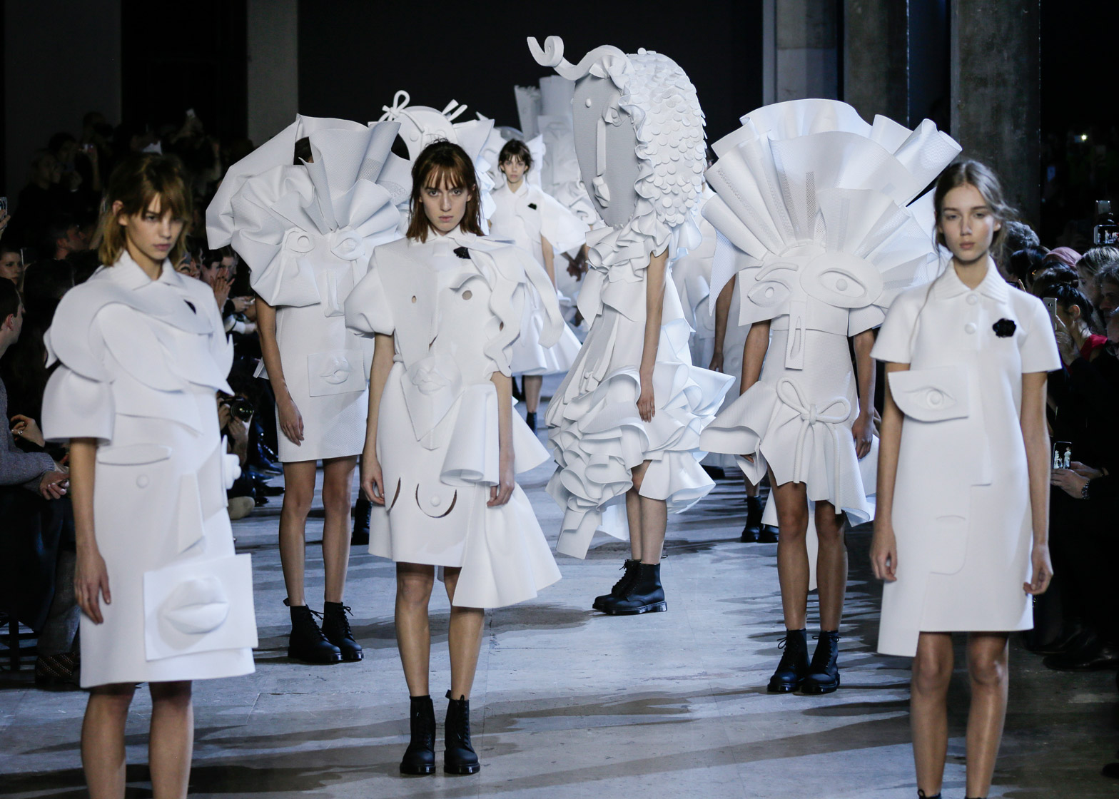 viktor-rolf-haute-couture-collection-spring-summer-2016-performance-sculptures_dezeen_1568_2.jpg