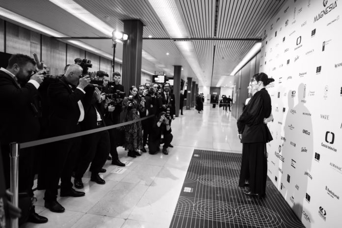 33. Český lev. Novináři fotí výherce.